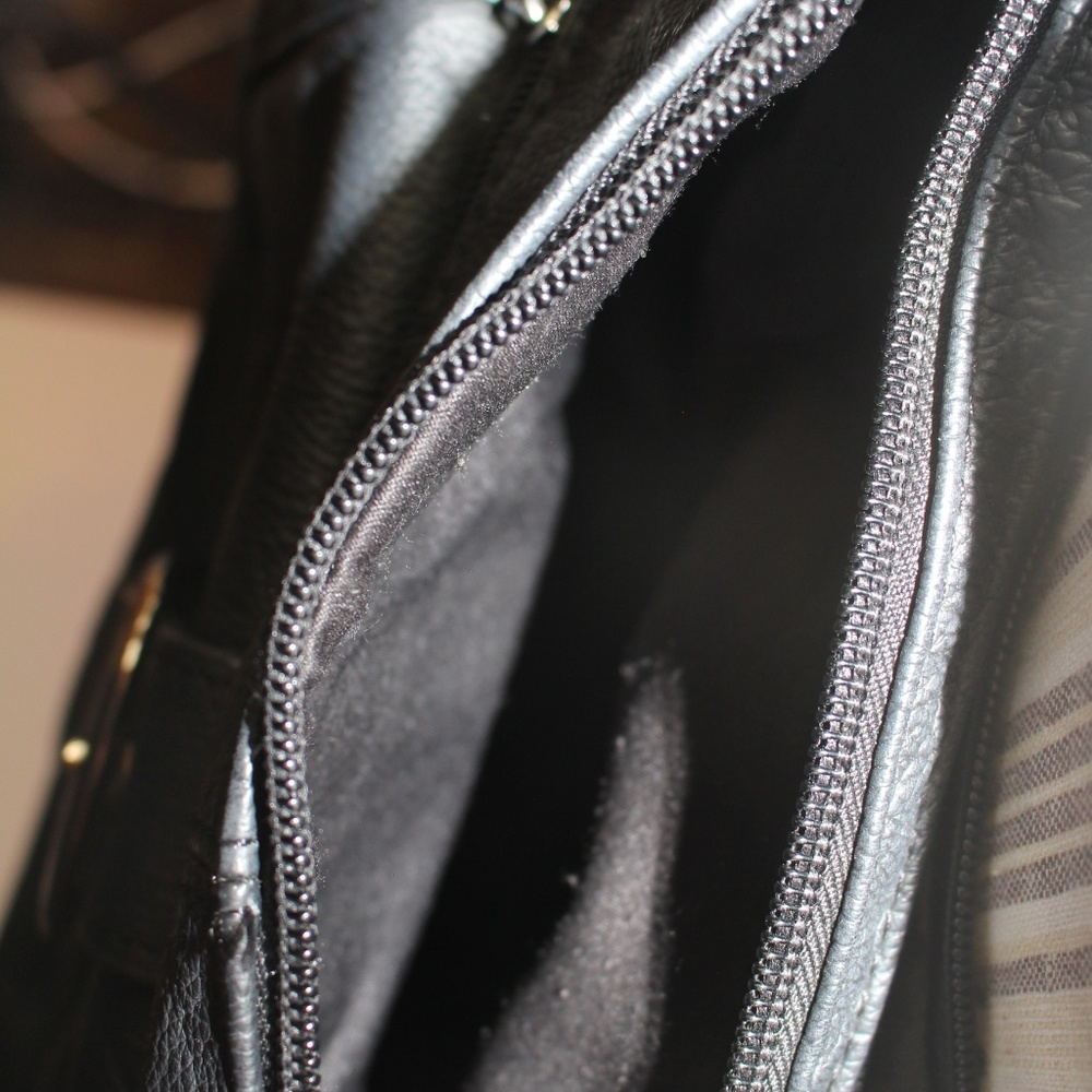Beautiful Pebbled Black Leather Mid Size Satchel - Picture 4 of 7